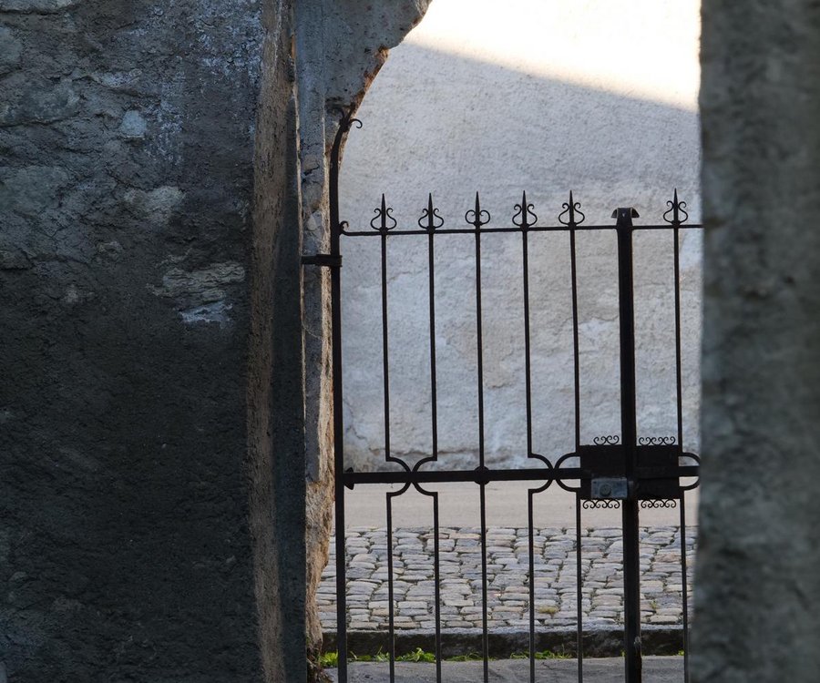 Chalavaina Garten-Tor und Klostermauer
