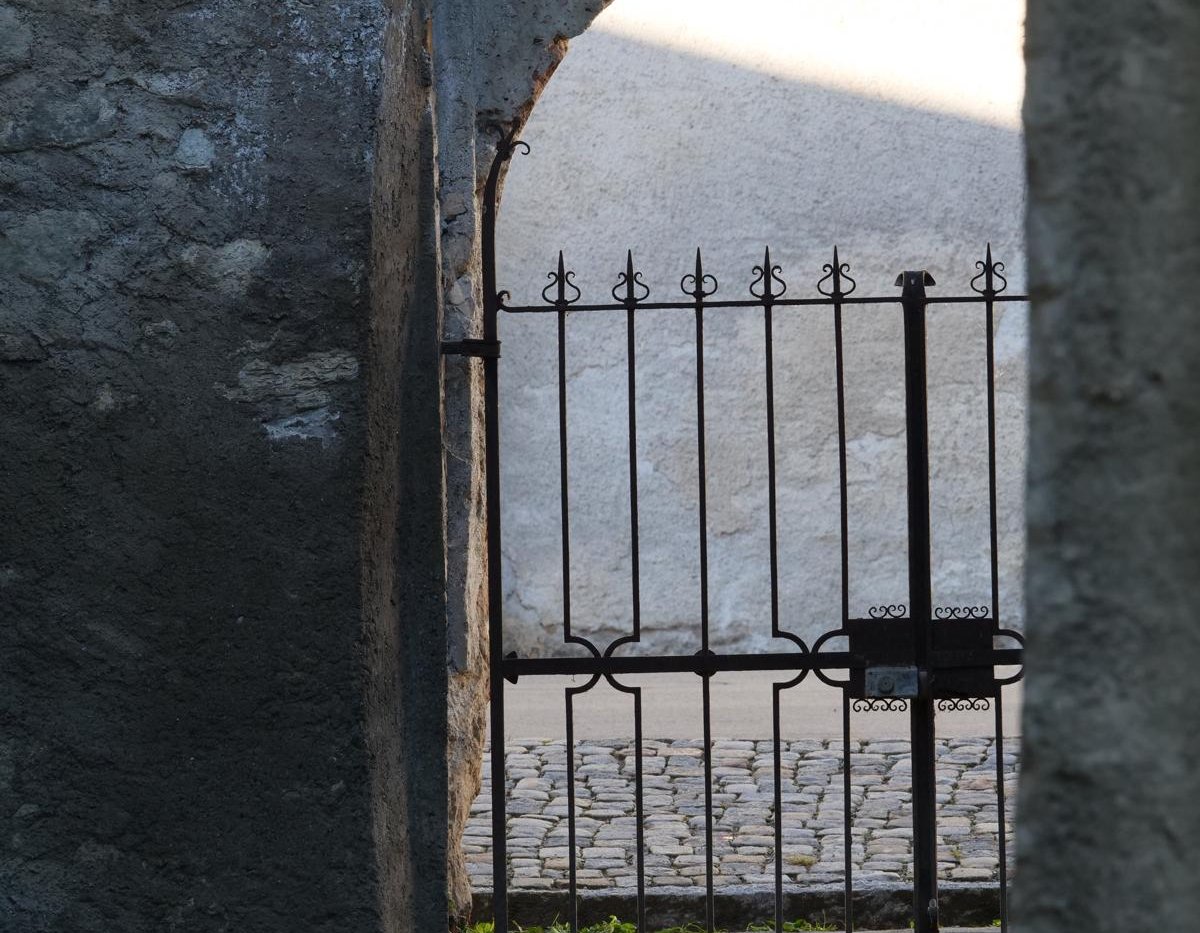 Chalavaina Garten-Tor und Klostermauer