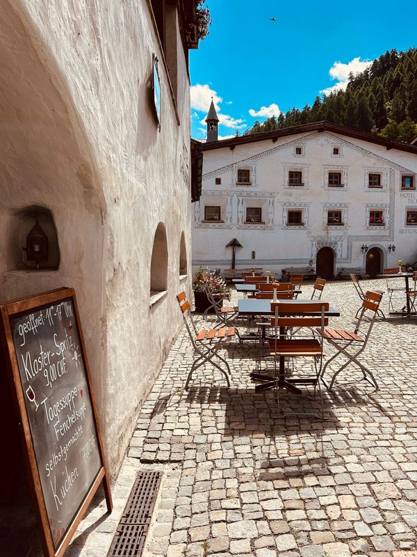 Bar und Café am Platz Grond, Hotel Chasa Chalavaina, ©LVeith