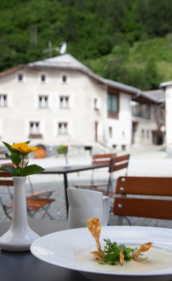 Bar und Café am Platz Grond, Hotel Chasa Chalavaina, ©LVeith